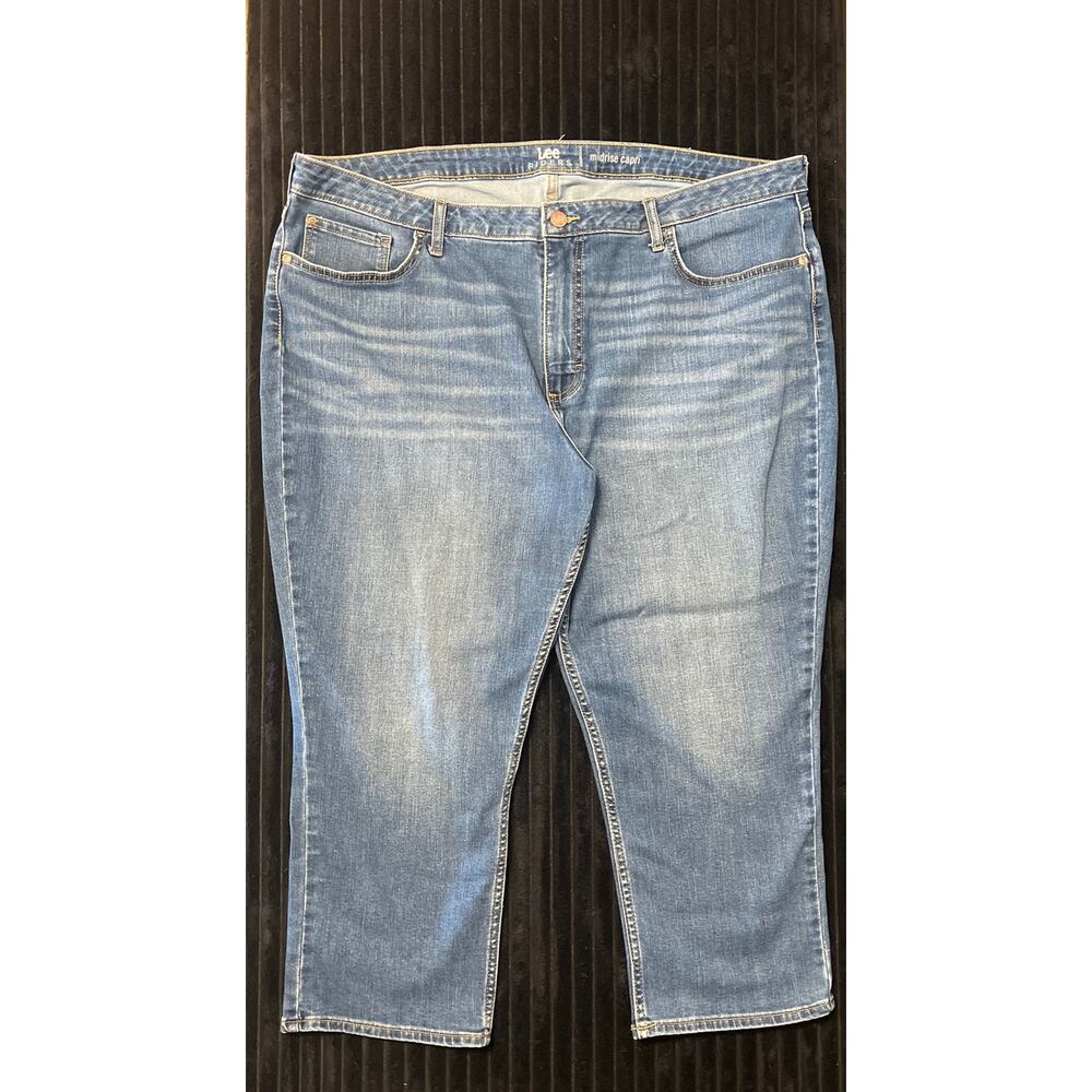Lee Riders Women’s Capri Jeans 22M Mid-Rise Stretch Medium Wash 23” Inseam